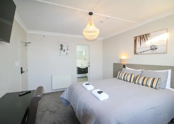 Whitehouse Hotel